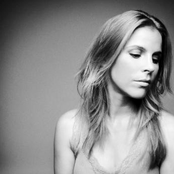 Lisa Miskovsky - List pictures