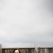 Tara Maclean - List pictures