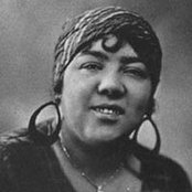 Blue Lu Barker - List pictures