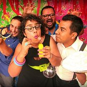La Santa Cecilia - List pictures