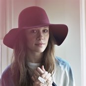 Lia Ices - List pictures