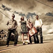 Angela Perley & The Howlin' Moons - List pictures