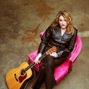 Claire Lynch - List pictures