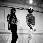 Hundred In The Hands - List pictures