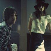 Hundred In The Hands - List pictures