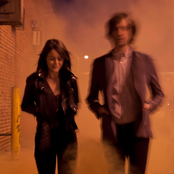 Hundred In The Hands - List pictures