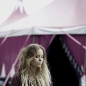 Kyla La Grange - List pictures