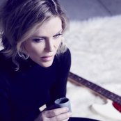 Britta Phillips - List pictures