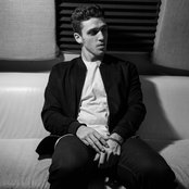 Lauv - List pictures