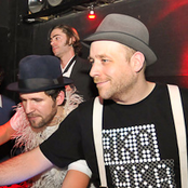 Aka Aka - List pictures