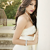 Paula Deanda - List pictures