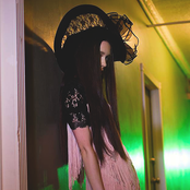 Allie X - List pictures