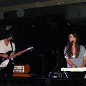 Hundred In The Hands - List pictures