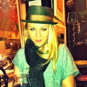 Lesley Roy - List pictures