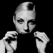 Raye - List pictures