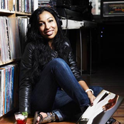 Melanie Fiona - List pictures