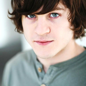 Iwan Rheon - List pictures