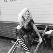 Lisa Miskovsky - List pictures