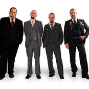 Elakelaiset - List pictures