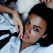 Amel Larrieux - List pictures