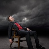 Hugh Laurie - List pictures