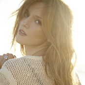 Bella Thorne - List pictures
