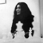 Yoko Ono - List pictures