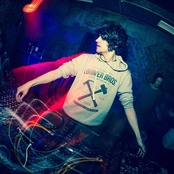 Virtual Riot - List pictures