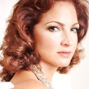 Gloria Estefan - List pictures