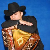 Larry Hernandez - List pictures