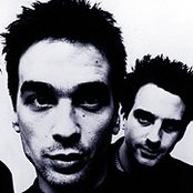 3 Colours Red - List pictures