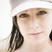 Tara Maclean - List pictures