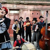 Gabby Young & Other Animals - List pictures