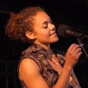 Andreya Triana - List pictures