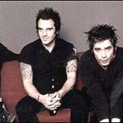 3 Colours Red - List pictures