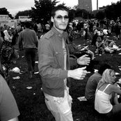 Kissy Sell Out - List pictures