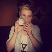 Elyar Fox - List pictures