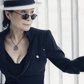 Yoko Ono - List pictures