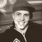 Johnny Ruffo - List pictures