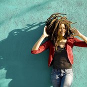 Valerie June - List pictures