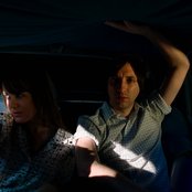 Hundred In The Hands - List pictures