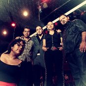 La Santa Cecilia - List pictures