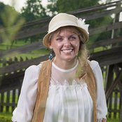 Donna Hughes - List pictures