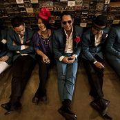 Maliq & D'essentials - List pictures