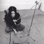 Yoko Ono - List pictures