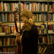 Laura Gibson - List pictures