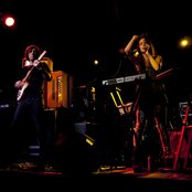 Hundred In The Hands - List pictures