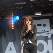 Hundred In The Hands - List pictures