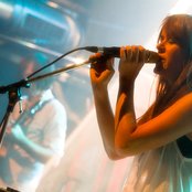 Hundred In The Hands - List pictures