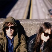 Hundred In The Hands - List pictures